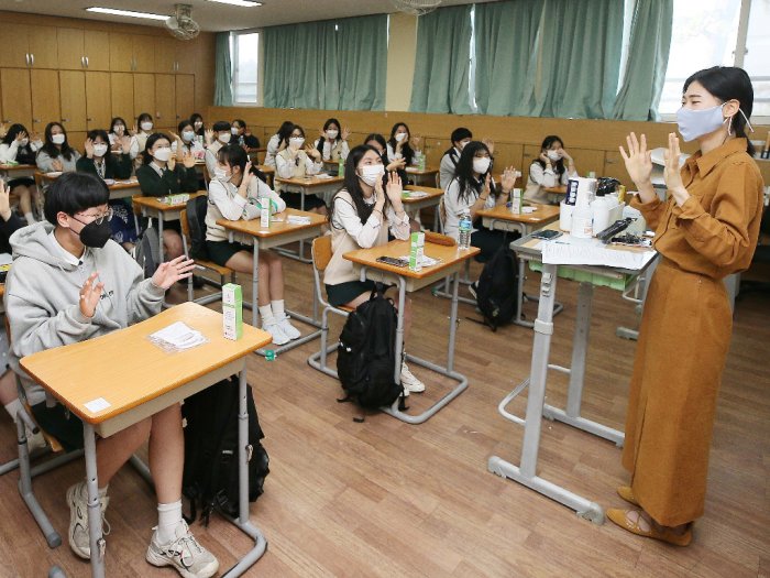Hari Pertama Masuk Sekolah Dengan Berakhirnya Pandemi Hari Pertama Masuk Sekolah Dengan Berakhirnya Pandemi